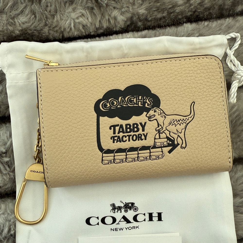 Coach x Mitsukoshi Isetan Limited Item Essential L Zip Key Case in Ivory
